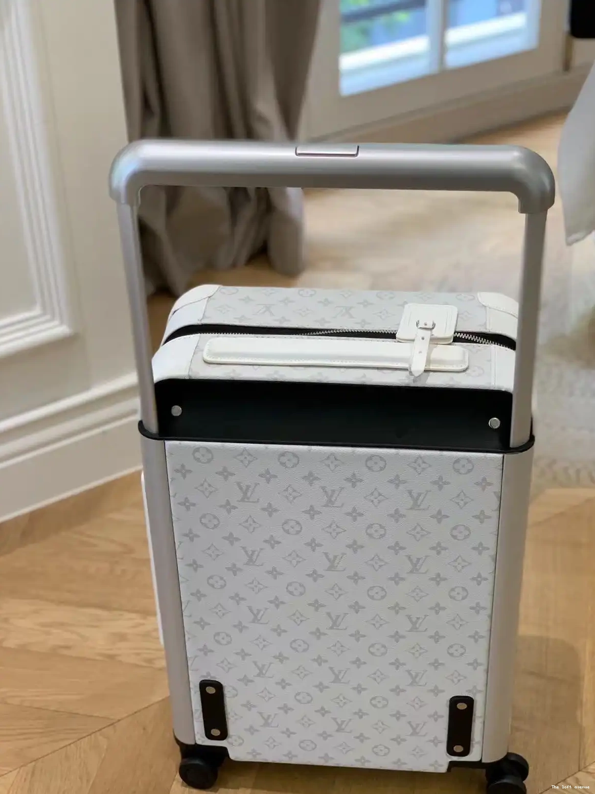 WHITE HORIZON TAIGARAMA CABIN 55 SUITCASE CUSTOM 37L 0528